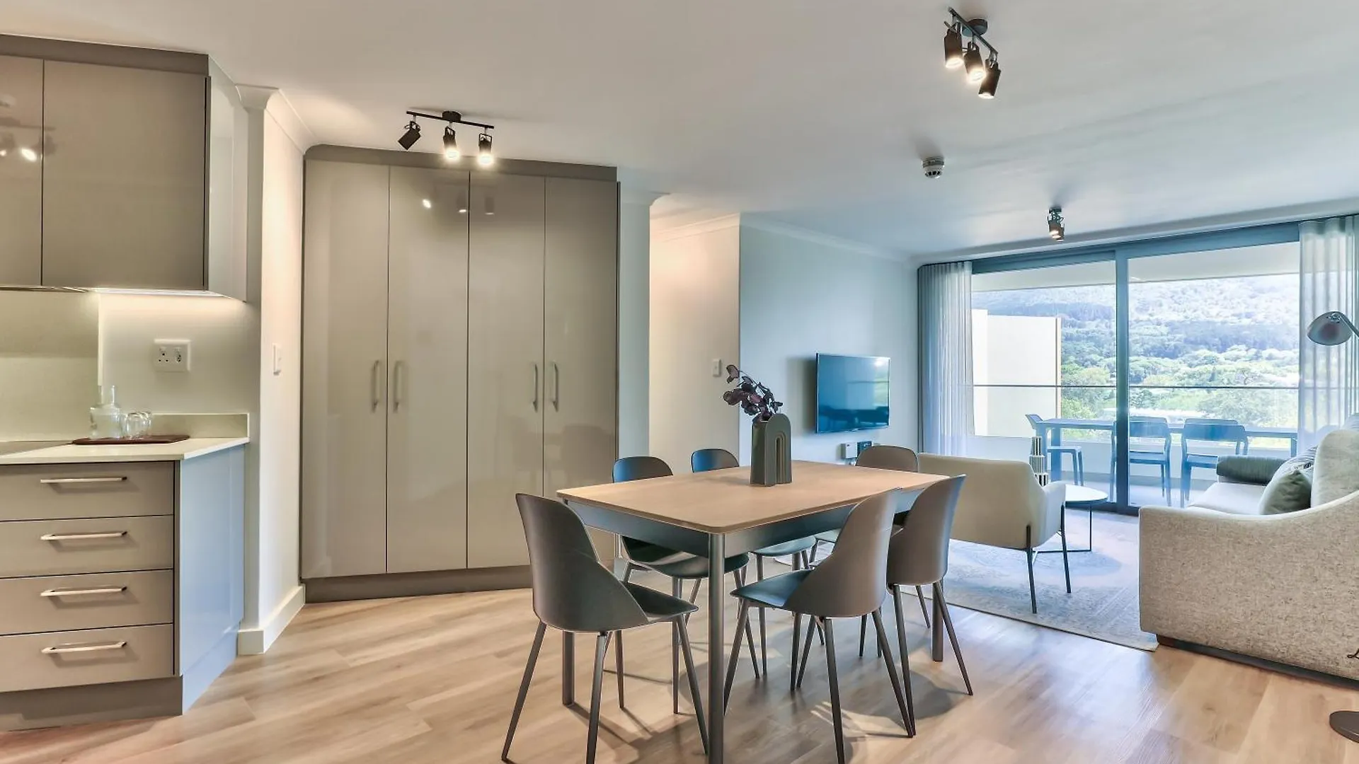 Newlands Peak Luxury Apartment Unit 636 Cape Town