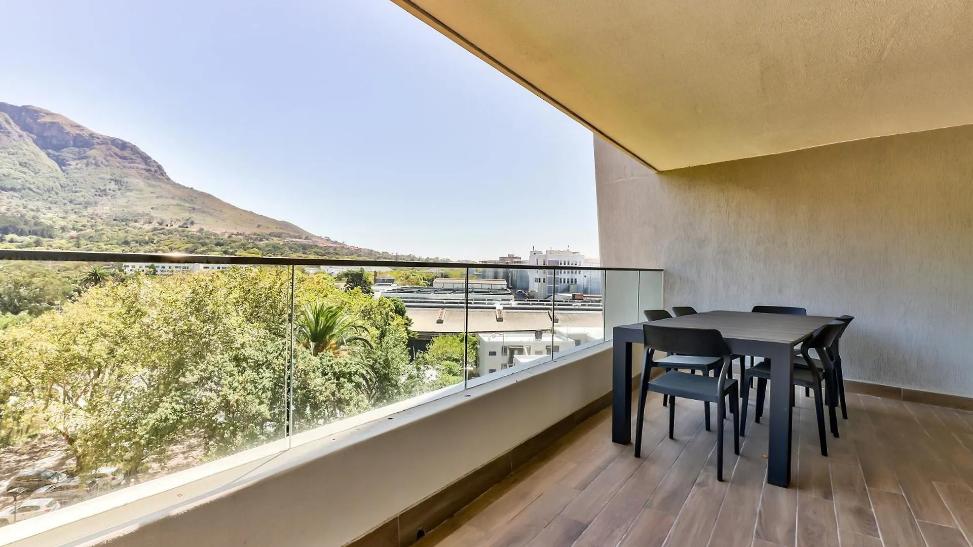 Newlands Peak Luxury Apartment Unit 636 Cape Town