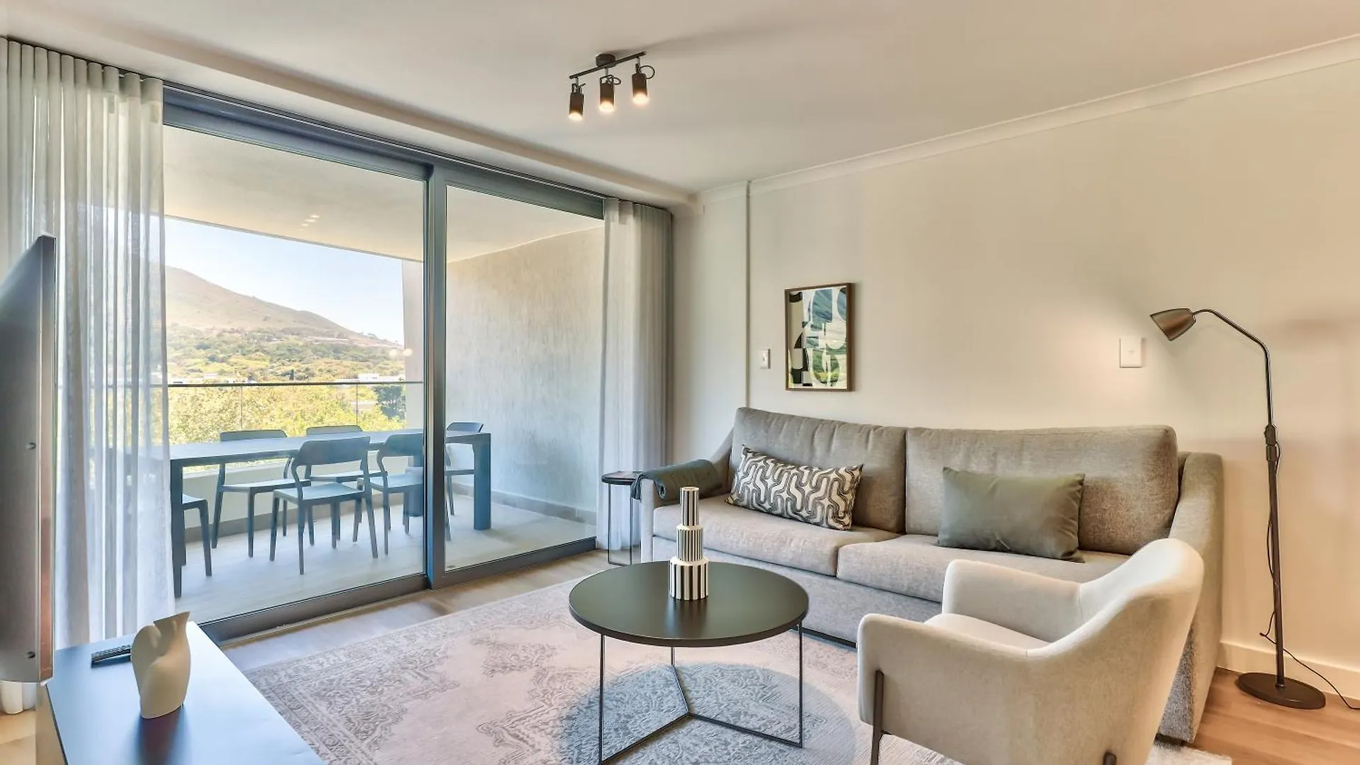 Newlands Peak Luxury Apartment Unit 636 Cape Town