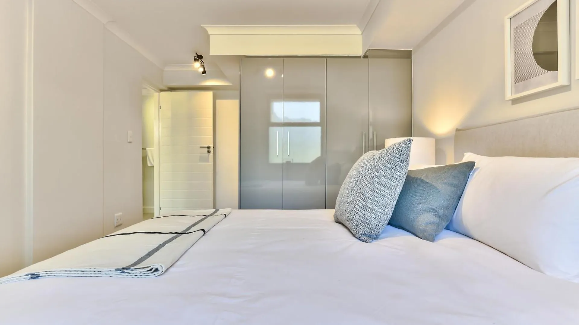Newlands Peak Luxury Apartment Unit 636 Cape Town South Africa